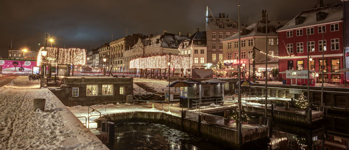 Det julepyntede Nyhavn i december