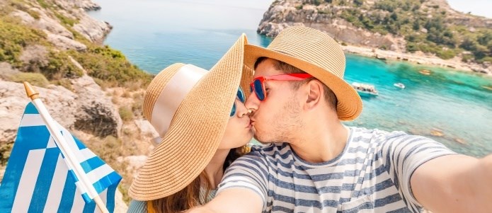 Par kysser på ferie på de græske øer