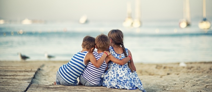 3 børn nyder livet på stranden på Mallorca