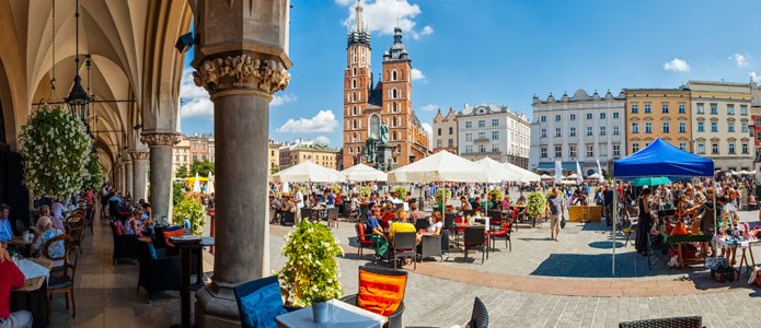 Arkade og marked ved Rynek Glowny i Krakow