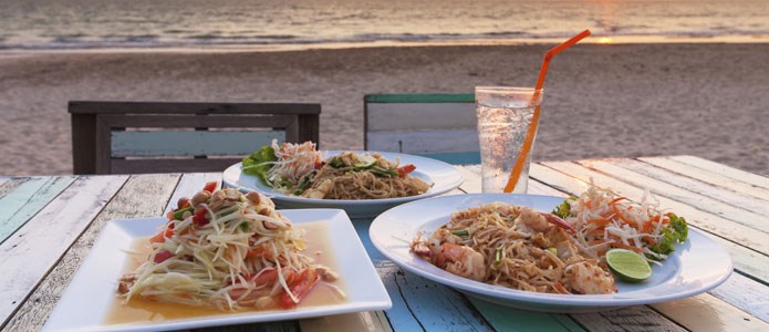 Lækker mad på stranden i Thailand
