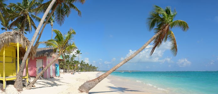 Hvid sandstrand og turkisblåt hav i Den Dominikanske republik