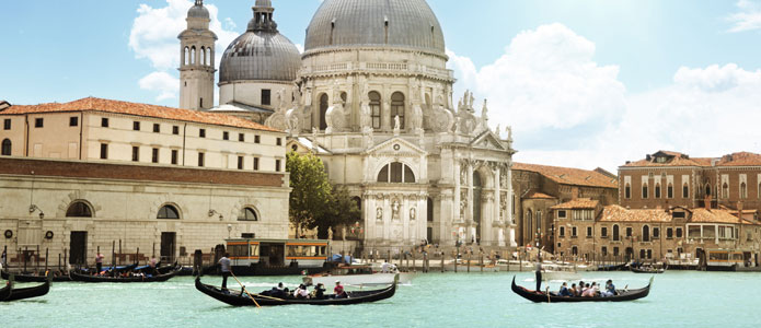 Gondoler på vandet ved Basilica Santa Maria della Salute i Venedig