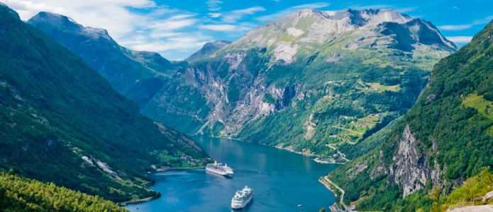 Udsigt til krydstogtsskibe og bjerge i en norsk fjord