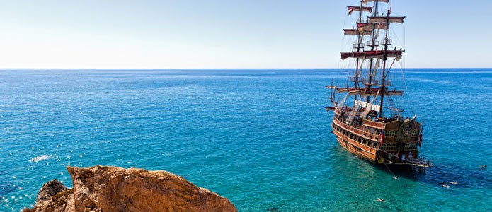 Piratskib og turkisblåt hav i Alanya