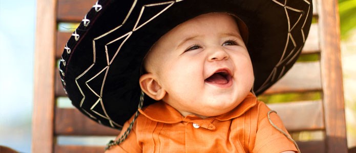 Smilende baby med sombrero i Mexico