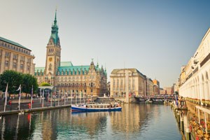 Kanal og rådhuset i Hamborg, en af de mest populære nordtyske byer