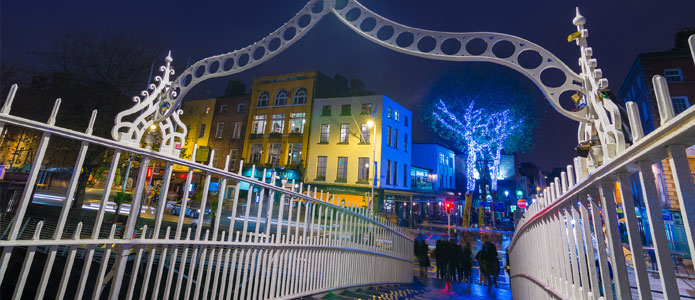 Bro over flod i Dublin i december