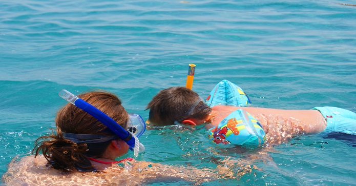 To børn med snorkeludstyr, som snorkler.