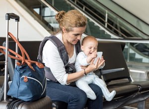 Ventetid i lufthavnen med spædbarn
