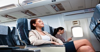 Sådan kommer du til at sove bedre på flyet – tips til rejsen