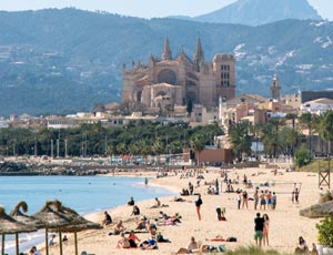 Storby og strand på Mallorca