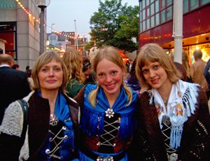 Piger iklædt nationaldragter på Færøernes nationaldag