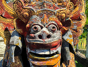 Balinesisk figur og spændende seværdigheder på Bali rejse