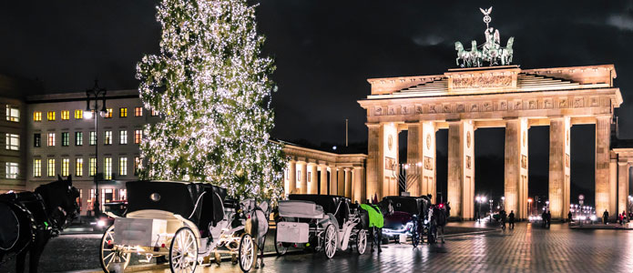 Kareter og juletræ ved Brandenburger Tor
