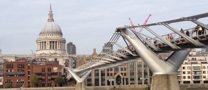 Millennium Bridge over til St. Pauls Cathedral