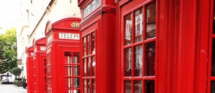 De røde klassiske telefonbokse i London