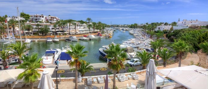 Cala d’Or – Mallorcas Guldbugt med hvide sandstrande, smalle bugter og en luksuriøs marina