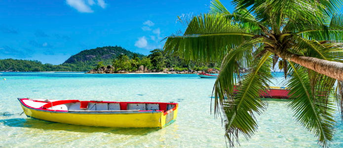 En smuk jolle på en strand på Seychellerne