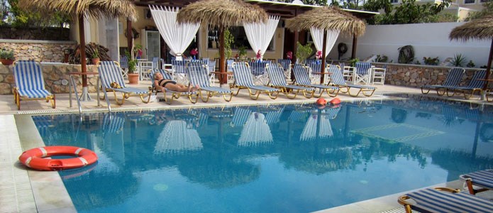 Specificeret afbudsrejse på hotel med pool