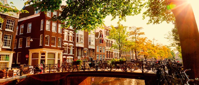 Charmerende kanal i Amsterdam