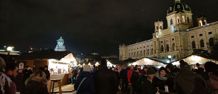 Julemarkedet ved Karlsplatz i Wien