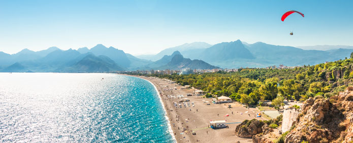 Paraglider og lækker strand i Antalya