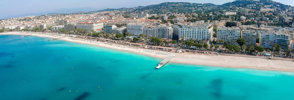 Den smukke kyst ved Cannes med sandstrand og azurblåt hav