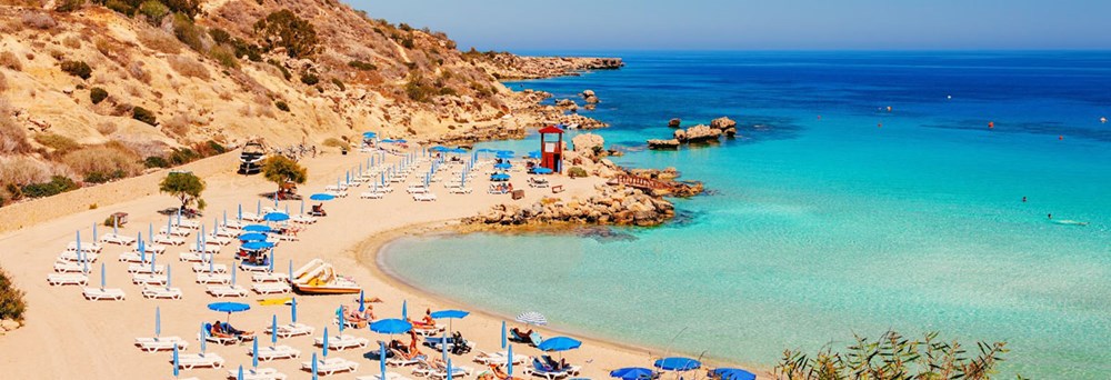Strand i Aya Napa, en populær badeby i Cypern
