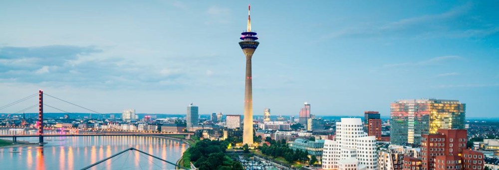 Rhintårnet, Düsseldorfs mest genkendelige vartegn skabt af arkitekten H. Deilmann og bygget i 1979 – 1982, ligger i udkanten af bykernerne