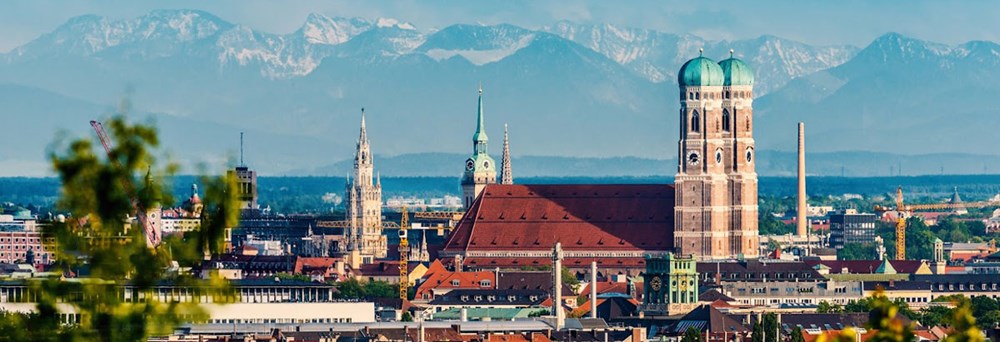 Rejser til München - byens skyline med de bayerske alper