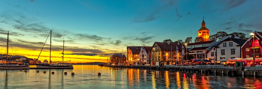 Stavanger, beliggende i det sydvestlige Norge, er en charmerende by med en rig historie og storslåede naturomgivelser.