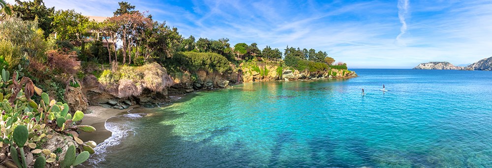 Agia Pelagia malerisk beliggende i en beskyttet bugt, omgivet af grønne bjerge, tilbyder byen en kombination af naturskønne strande og en autentisk græsk atmosfære.