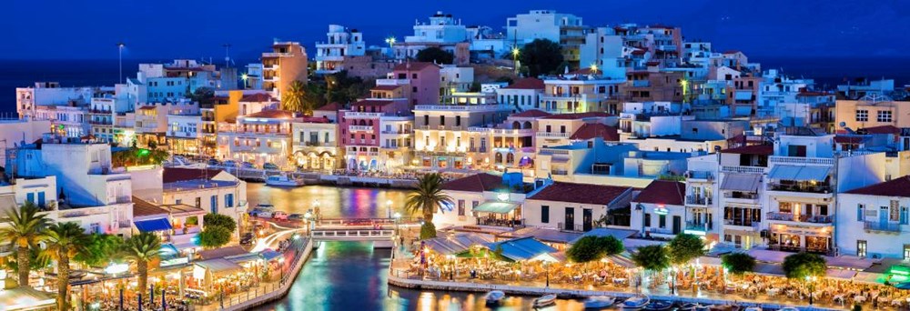 Agios Nikolaos, beliggende i den idylliske Mirabello-bugt på det østlige Kreta, er en skat for enhver rejsende.