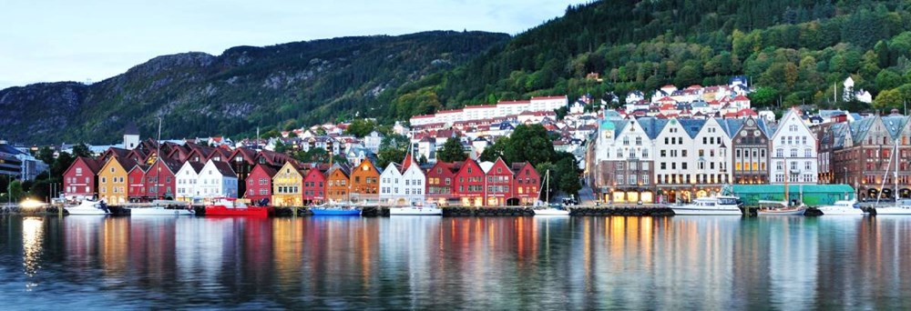 Bergen er kendt som "Fjord Norges hjerte", og det er ikke svært at forstå hvorfor. Denne maleriske by, som er Norges andenstørste, er beliggende ved landets sydvestlige kyst og er omringet af imponerende fjelde og dybe fjorde.