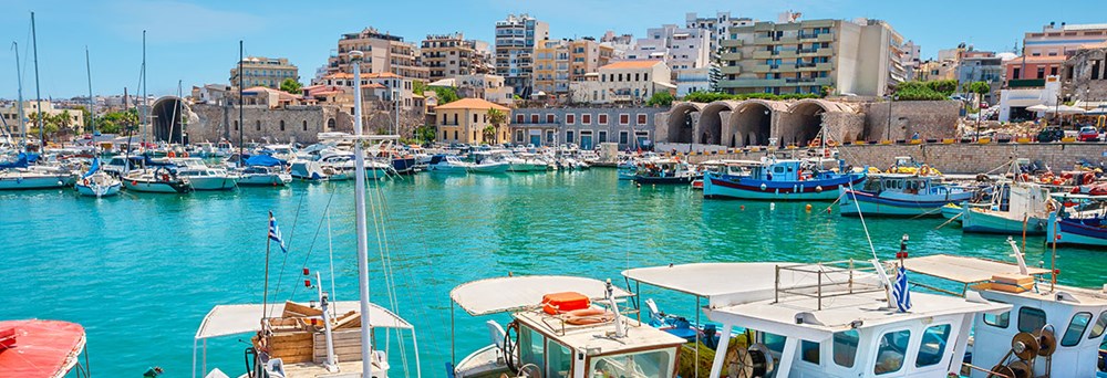 Heraklion, den største by og hovedstad på øen Kreta, er kendt for sin rige historie, livlige atmosfære og fine kulturelle tilbud.