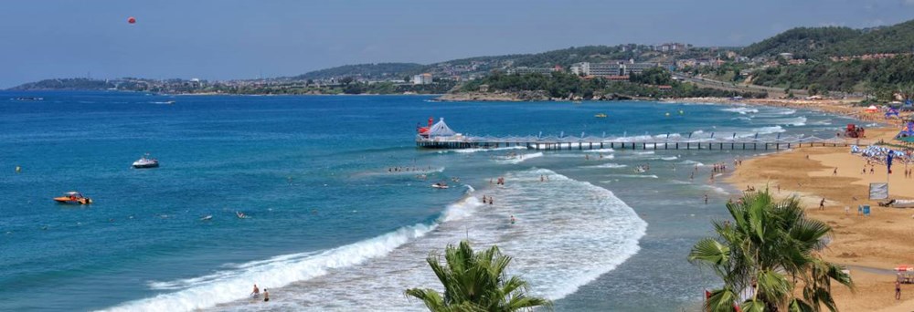 Stranden i Incekum er rost for at være en af de bedste strande i Tyrkiet. Med finkornet sand og lavvandet klart vand, tilbyder den en sikker og fornøjelig oplevelse for besøgende i alle aldre.