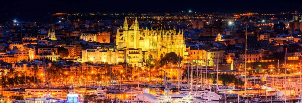 Palma de Mallorca er hovedstaden på den spanske ø Mallorca. Den ligger i de smukke Baleariske Øer i Middelhavet. Rejser til Palma de Mallorca byder på historiske steder og skønne strande.