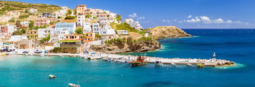 Rethymnon, som er beliggende på Kretas nordkyst, er en charmerende by, der er rig på historie og kultur. Med sin smukke gamle bydel, venetianske havn og lange sandstrand, er Rethymnon et dejligt feriested for enhver rejsende.