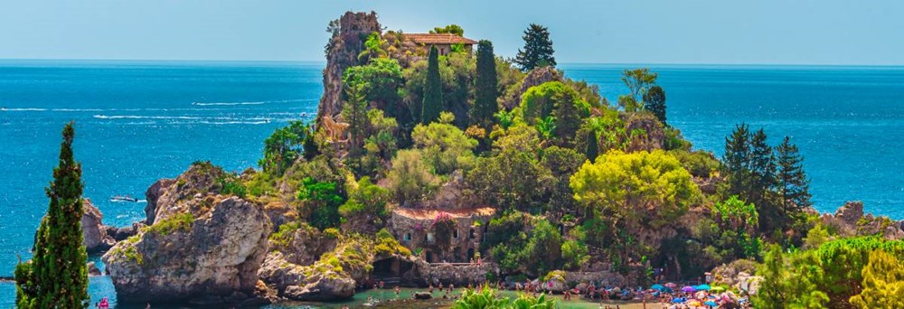 Når drømmen om Italien kalder, er Taormina på Sicilien et oplagt valg. Byen, der ligger på Monte Tauros skråninger, byder på en romantisk atmosfære med en betagende udsigt over Det Ioniske Hav og Etnas sneklædte kegle.
