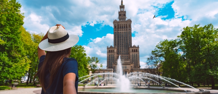Kvinde med solhat på sightseeing i Warszawa