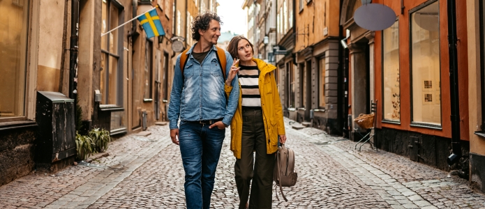 Par slentrende i Gamla Stan i Stockholm