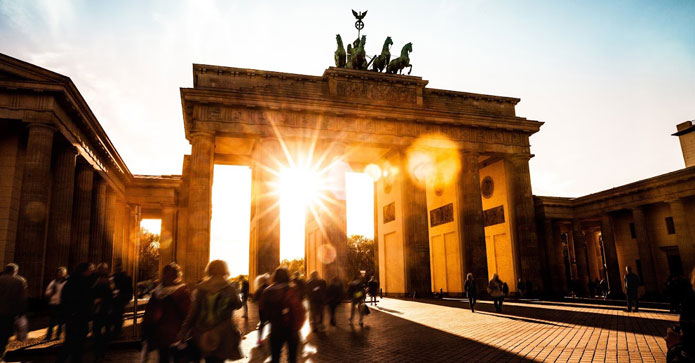 Solskin på Brandenburger Tor i Berlin