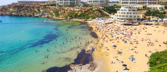 Golden Bay, Malta – En af øens mest populære strande
