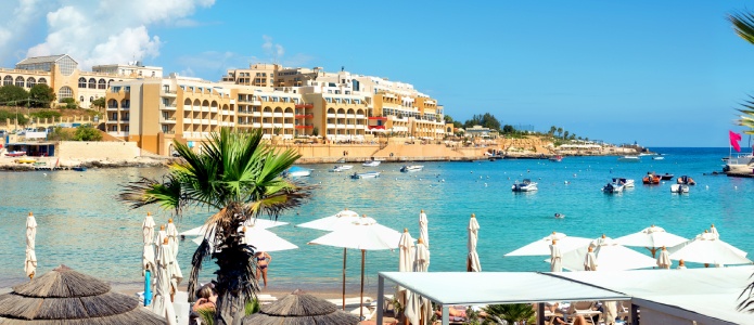 St. George's Bay, Malta – Kunstigt anlagt strand i Paceville