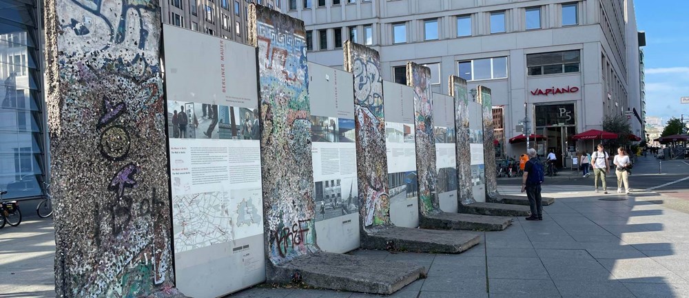 Brudstykker af Berlinmuren på Alexanderplatz.