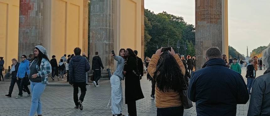 Par tager selfie ved Brandenburger Tor